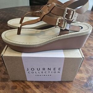 NWB Journee Comfort Soles Tan Double Buckle Thong Sandal Size 8
